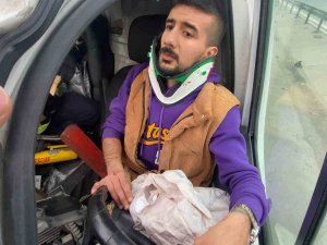 Tıra Arkadan Çarpan Panelvan Hurdaya Döndü, Sürücü Araç İçinde Sıkıştı
