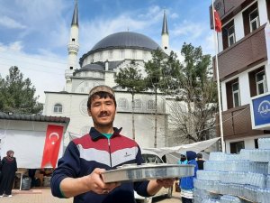 Minare İşçisi Afgan Vatandaşı Depremzedeleri Yanlız Bırakmadı