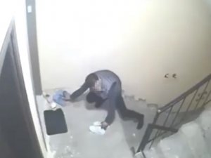 Bursa’da Bir Garip Hırsızlık: Terlik Çalınca Kendi Ayakkabılarını Bıraktı