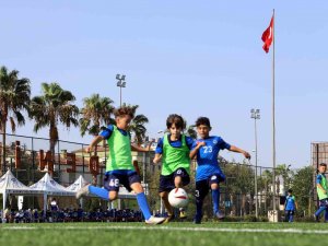 Akdeniz Belediyesi Futbol Okulu Geleceğin Yeteneklerini Bekliyor