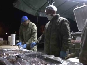 Mehmetçik Berat Kandili’nde Vatandaşlara Tatlı İkram Etti