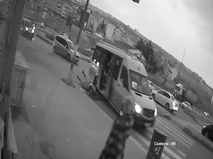 Kapısı Açık Minibüs Ters Yönden Dönerken Kucağında Çocukla Yola Düşen Kadın Kamerada