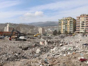 Günlerdir Enkazda Kabe Örtüsünü Arıyorlar