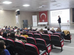 Kırmızı Yeleklilere ’Psikolojik İlk Yardım Eğitimi’ Verildi