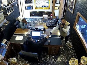 İ̇stanbul’da Akıl Almaz Hırsızlık Kamerada: Çocuğunun Hastalığını Bahane Ederek Telefonu Çaldı