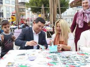 Tütüncü, Depremzedelerle Birlikte Magnet Yaptı