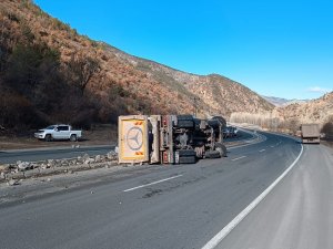 Taş Yüklü Kamyon Devrildi, Yol Ulaşıma Kapandı