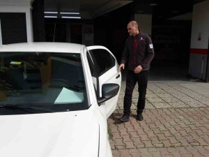 Pendik’te Alıcı İle Satıcının Ekspertiz Kavgası: Otomobilin Lastiklerini Kesti