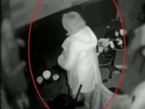 Perdeleme Yöntemiyle Masadaki Cep Telefonunu Çaldılar: O Anlar Kamerada