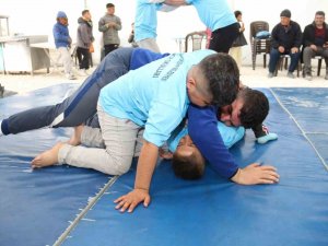 Çadırkentte Başpehlivanlar, Depremzede Çocuklara Tuş Oldu