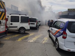Sanayi Sitesinde Seyir Halinde Olan Kamyonet Alev Aldı