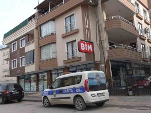 Yalova’da Projeye Aykırı Duvar Yıkılan Binadaki Bi̇m Market Mühürlendi