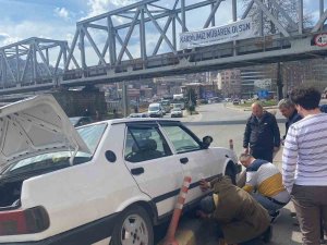 Kontrolden Çıkan Otomobil Refüje Çıktı