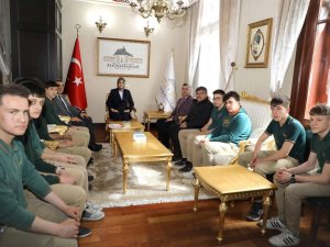 Vali Yiğitbaşı, Depremzedeler İçin Gönüllü Çalışan Öğrencileri Makamına Kabul Etti