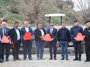Jandarma Ekipleri Traktör Sürücülerine Reflektör Dağıttı