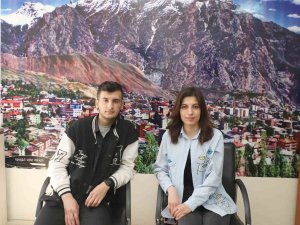 Isınmak İçin Tahta Toplamaya Çıkan Genç, Gelen Ses Üzerine Enkazdan Hayat Kurtardı