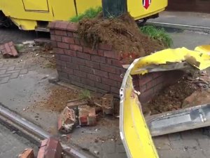 Eminönü’nde Raydan Çıkan Tramvay Kaza Yaptı