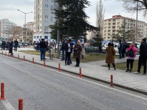 Kayseri 4.7 Büyüklüğündeki Depremle Sallandı, Vatandaşlar Sokağa Döküldü