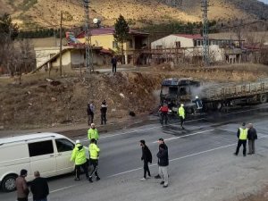 Tır Alev Alev Yandı, Sürücü Kendini Kurtardı