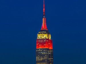 Empire State Binası Depremzedeler İçin Kırmızı-beyaz Renklerle Işıklandırıldı