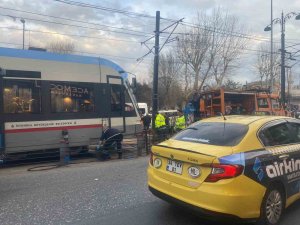Eminönü-sirkeci İstikametinde Seyrederken Tramvay Tekrar Raydan Çıktı.