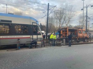 Sirkeci’de Tramvay Raydan Çıktı, Yolcular Büyük Panik Yaşadı