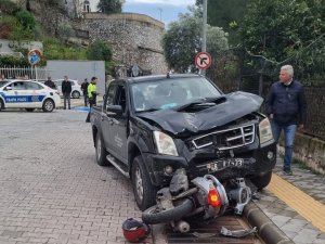 Kamyonetle Motosiklet Çarpıştı: 2 Yaralı