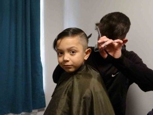 Lise Öğrencilerinden Depremzedelere Saç Bakım Hizmeti