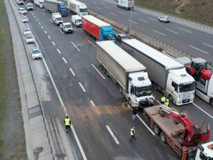 Kuzey Marmara Otoyolu’nda Otomobil İle Tır Çarpıştı, Kilometrelerce Araç Kuyruğu Oluştu