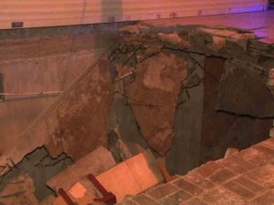 Bahçelievler’de Kaldırım Altındaki Kömürlük Tavanı Çöktü