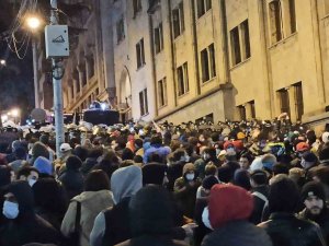 Tiflis’te Parlamento Binası Önündeki Protestoya Güvenlik Güçleri Müdahale Etti