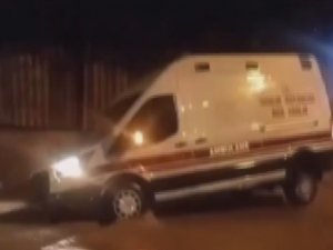 İ̇zmir’de Yağmur Hayatı Felç Etti: Araçlar Oluşan Çukurlara Düştü