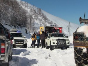 Kar Nedeniyle 30 Gündür Yolu Kapalı Olan Köye Ulaşılarak Acil Hastalar Hastaneye Nakledildi