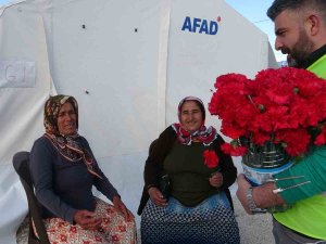 8 Mart Sürprizi Çadır Kentteki Kadınların Yüzünü Güldürdü