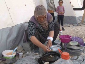 Deprem Bölgesinde Yükün Büyük Kısmını Kadınlar Sırtlıyor