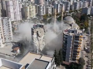 Ağır Hasarlı Bina Yıkımına Devam Ediliyor