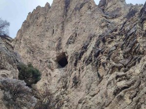 Uzundere’deki Peri Bacaları Kapadokya’yı Hatırlatıyor