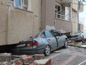 Hatay’da 5 Otomobil, 50 Kişiyi Kurtardı