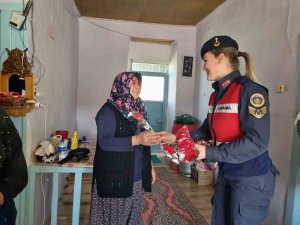 Jandarma Ekipleri Depremzede Kadınları Unutmadı