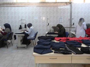 Gönüllü Kadınlar Depremzedeler İçin Kıyafet Üretiyor