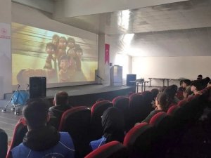 Depremzede Çocukların Çizgi Film Keyfi