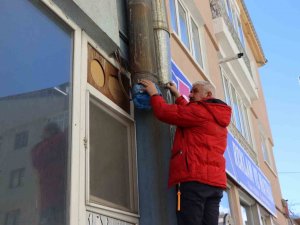 Baca Borusunda Mahsur Kalan Kargaları Vatandaşlar Kurtardı