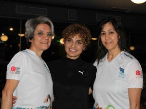 Kadın Yüzücüler Kulvarda Rakip Tanımıyor