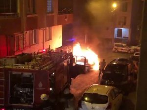 Arnavutköy’de Park Halindeki Otomobil Alev Aldı