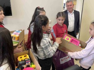 Minikler Depremzede Arkadaşlarıyla Oyuncaklarını Paylaştı