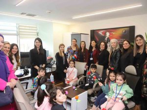 Kreşli Miniklerden Kadın Personele ‘8 Mart’ Sürprizi