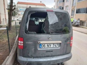 Bilecik’te Park Halindeki Aracın Arka Camına Ok Gibi Saplanan Motosiklet Sürücüsü Yaralandı