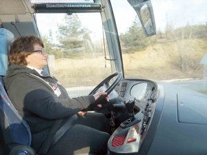 Depremde Evini Ve Yakınlarını Kaybeden Yolların ’Nazan Ablası’, Kadın Hentbol Takımı İçin Direksiyon Sallayacak