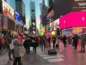 Depremde Hayatını Kaybedenler Times Meydanı’nda Anıldı