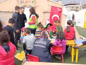 Van Gençlik Ve Spor İ̇l Müdürlüğü Personeli Deprem Bölgesinde Yaraları Sarıyor